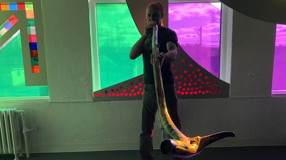 Fabriquer des didgeridoos avec du bois de plage de la Gaspésie Radio