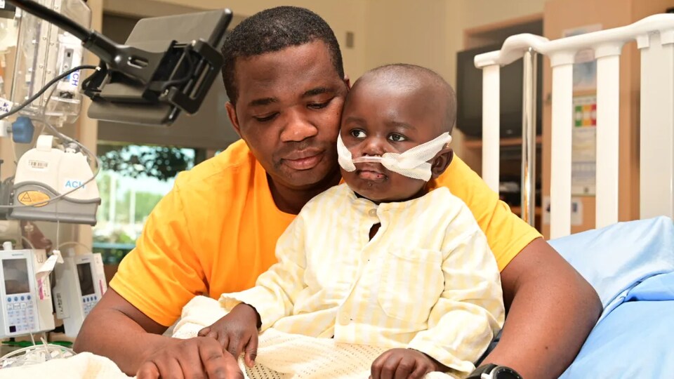 Jacob Marfo et son fils Ezra, âgé de deux ans et souffrant d'un cancer du sang et de la moelle osseuse.