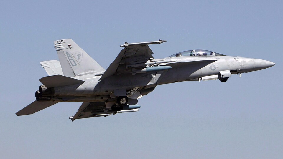 Un CF-18 Super Hornet du constructeur américain Boeing lors d'un exercice de vol de l'armée américaine
