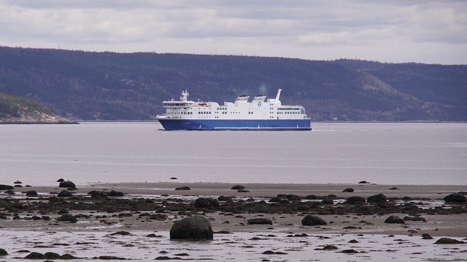 Le F.-A.-Gauthier entre dans le port de Baie-Comeau.