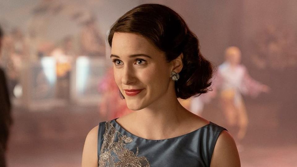 Portrait de Rachel Brosnahan, qui est habillée et coiffée comme dans les années 1950