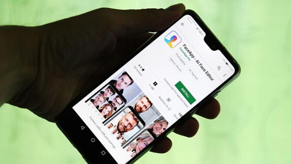 L'application FaceApp affichée sur l'écran d'un téléphone intelligent.
