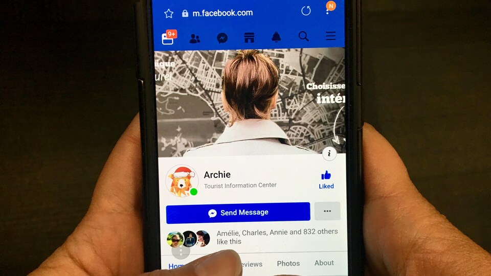 Un téléphone cellulaire sur lequel on voit la page Facebook d'Archie. 