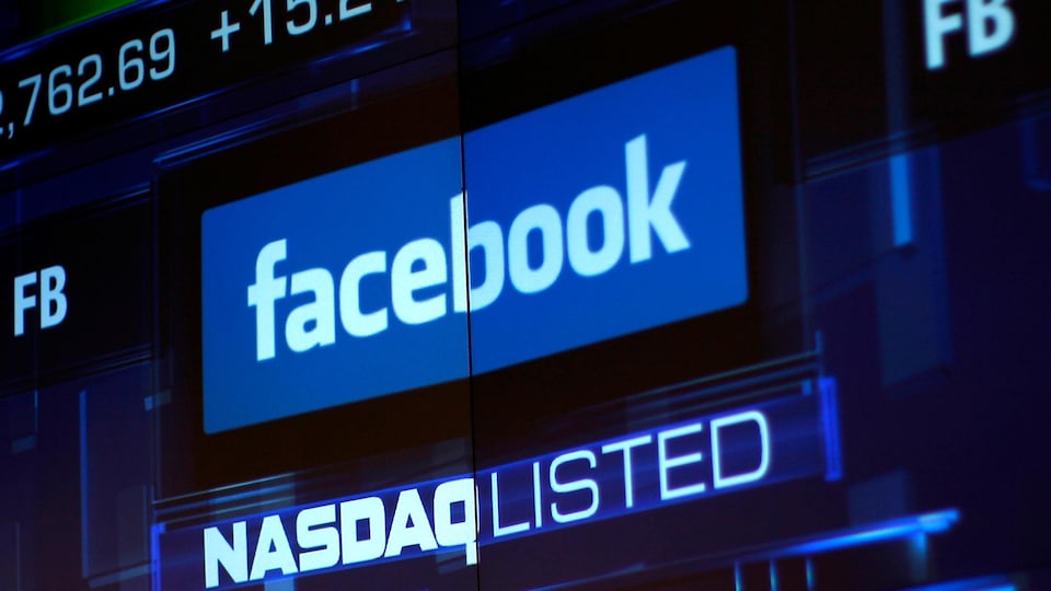 Le logo Facebook sur un écran à la bourse NASDAQ.