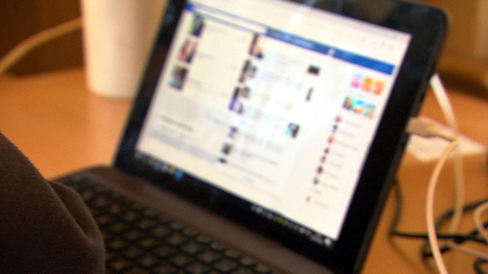 Un écran d'ordinateur avec une page Facebook ouverte.