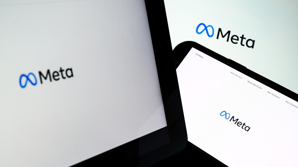 Des écrans d'appareils affichent le logo de Meta. 