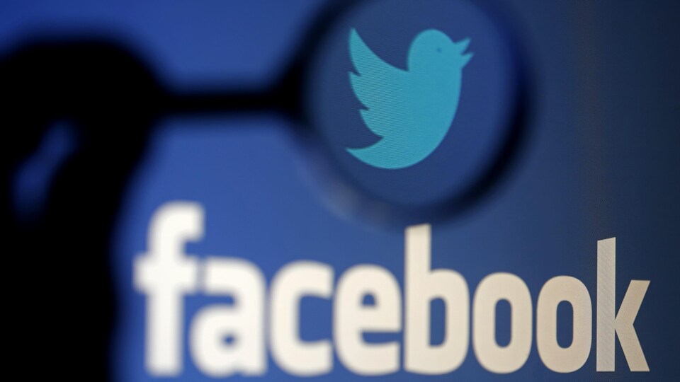 Les logos de Twitter et de Facebook