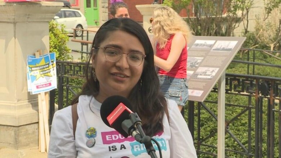 Fahmida Ahmed s'adresse aux médias lors de la manifestation. 