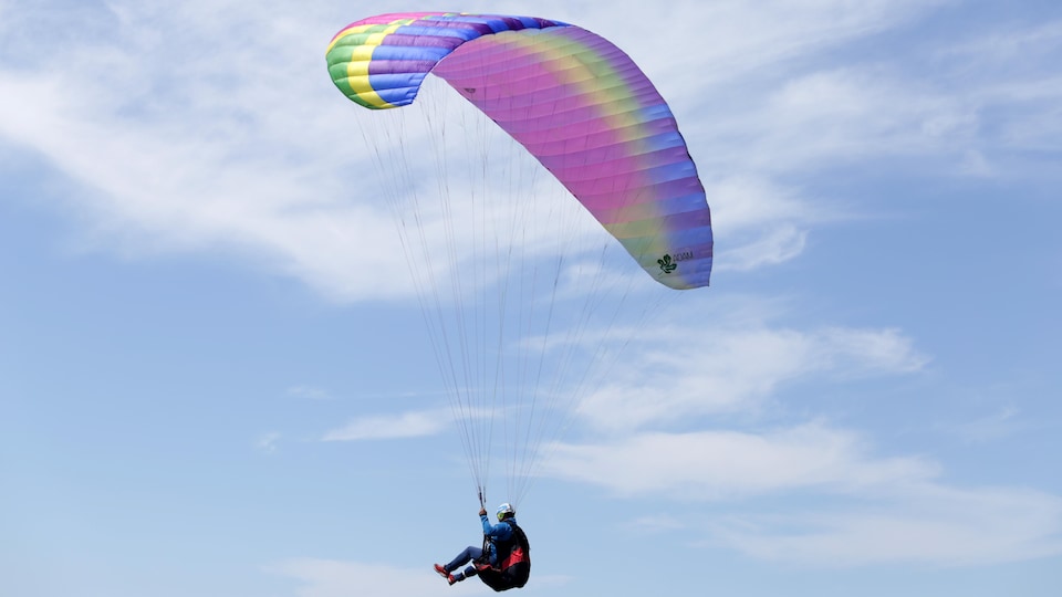 Un parapentiste pendant une descente.