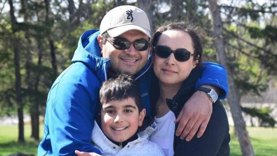 Abolsazln Sadr, sa femme et son fils sont pris en photo dans un parc en été.