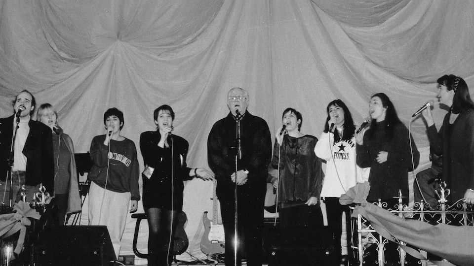 Connie Kaldor, Paul, Carmen, Suzanne, Émile, Aline, Annette, Michelle et Solange Campagne en répétition générale sur la scène de la Cathédrale St-Paul de Régina.