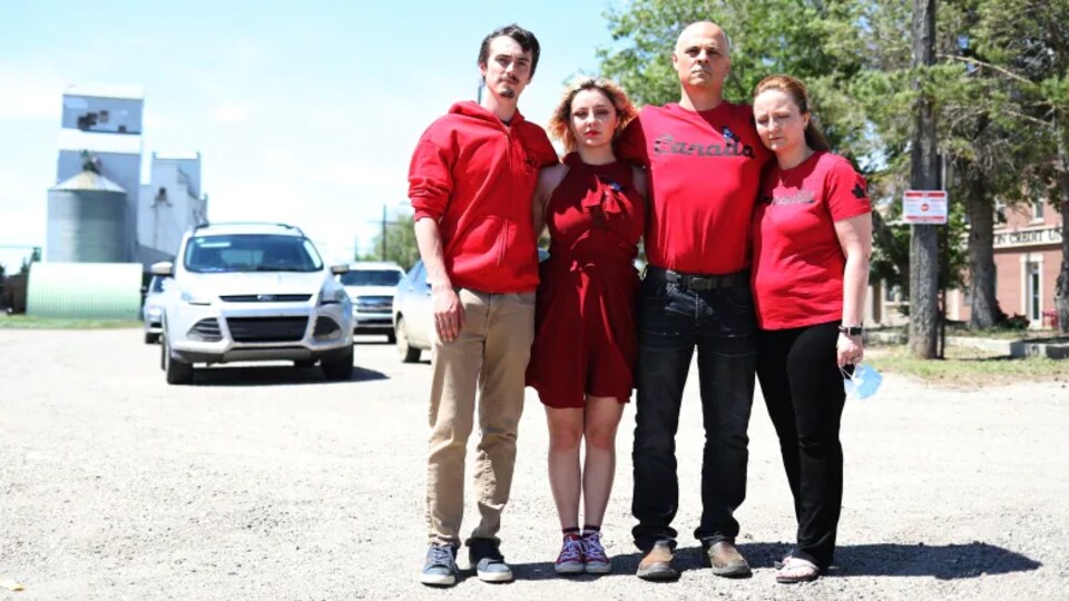 Quatre personnes de la famille de Shelby Patton se tiennent debout à Wolseley.
