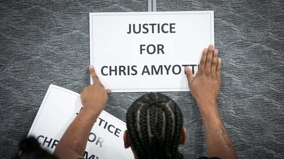 Une pancarte disant : Justice pour Chris Amyotte, en anglais.