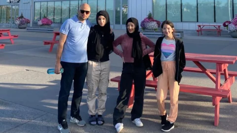 Ahmed Elsaid pause en compagnie de ses trois filles: Nour, Hala et Gana.