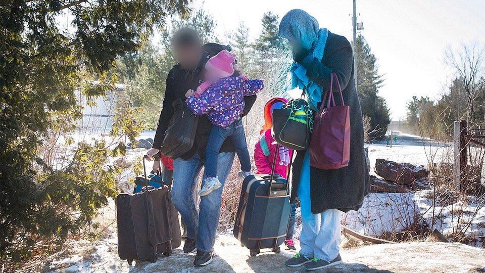 Une famille du Yémen traverse irrégulièrement la frontière entre le Canada et les États-Unis.