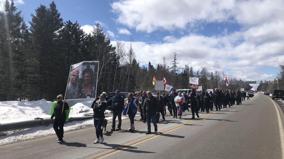Des sympathisants à la cause des Vautour marchent à Kouchibouguac
