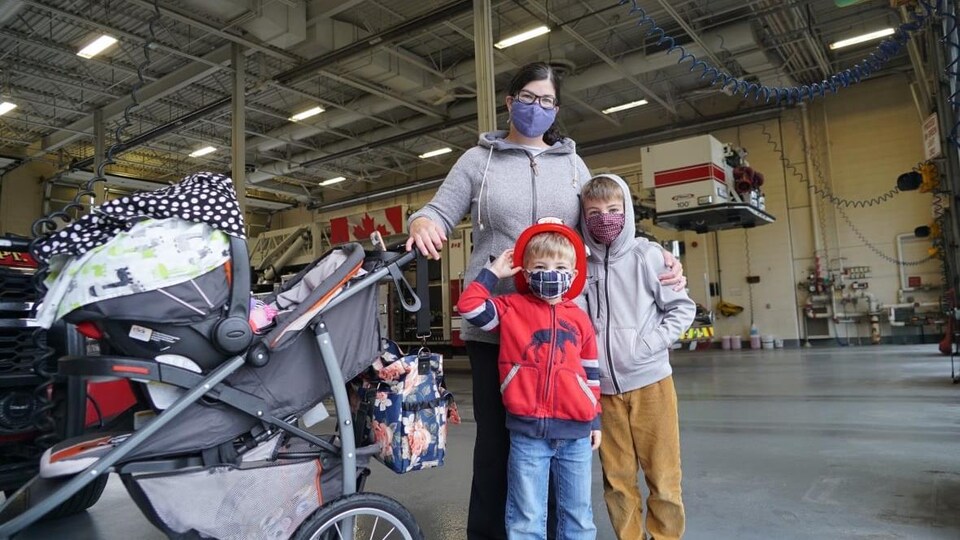 Jenna Henhoeffer avec Connor et son autre fils dans la caserne de pompiers.