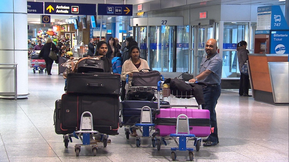 Des membres de la famille Lawrence à l'aéroport international Pierre-Elliott-Trudeau, en attente de leur renvoi vers le Sri Lanka.
