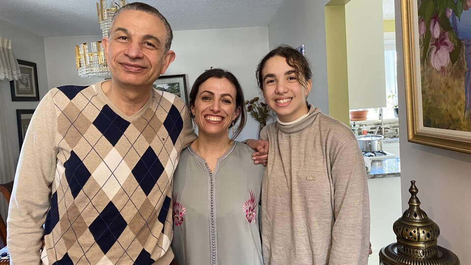 Ahmed Hammad, Samira Elatia et Mariam Hammad sourient sur leur photo de famille.