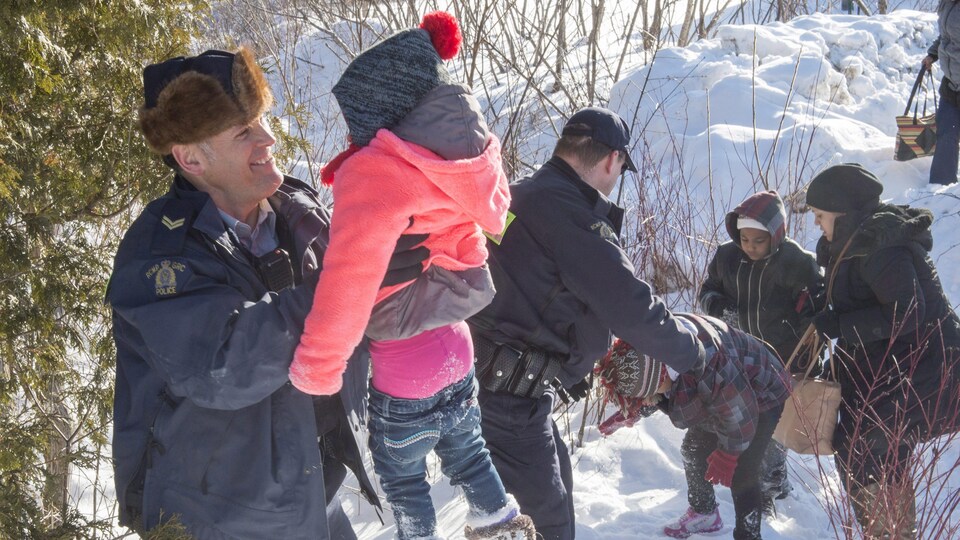 Des agents de la GRC aident une famille qui entre au Canada illégalement.