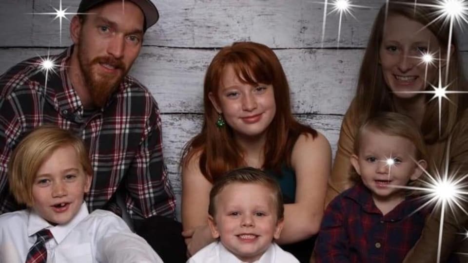 Photo familiale des six personnes décédées, dont quatre enfants.