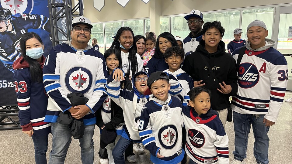 Une famille de partisans des Jets de Winnipeg, au Fan Fest, le 24 septembre 2022. 