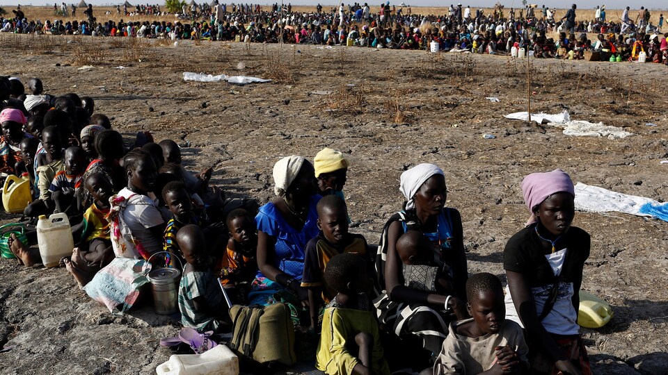 Des femmes et des enfants attendent avant de s'enregistrer à un programme d'aide alimentaire de l'ONU au Soudan du Sud.