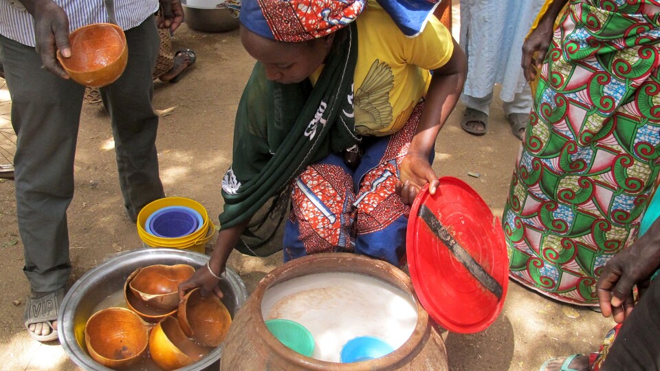 Une femme, dans un village à la frontière du Cameroun et du Tchad, vend des articles de cuisine.