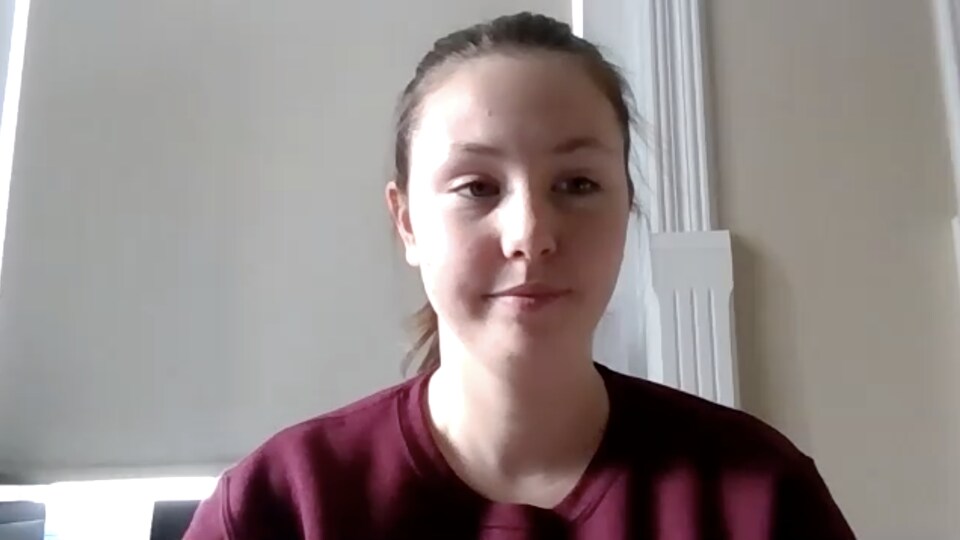 Capture d'écran d'une entrevue par vidéoconférence avec Fanie 
Bouffard.