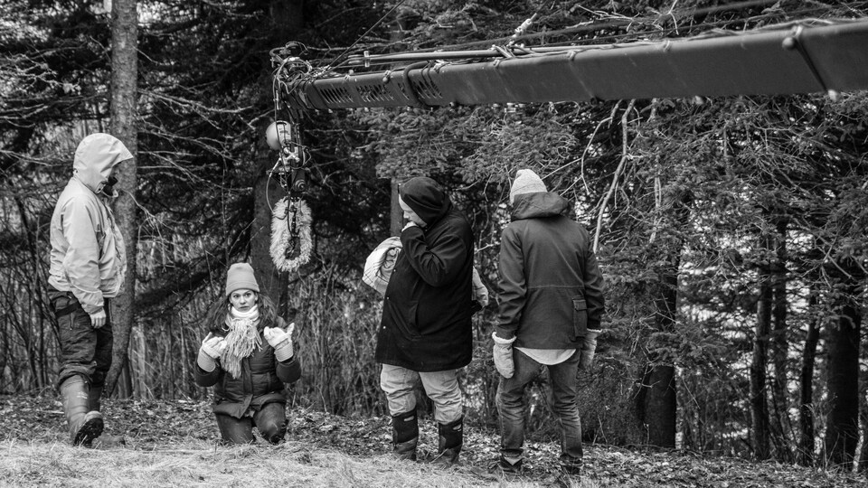 La comédienne Fanny Malette (au centre) et le réalisateur Mathieu Barrette (à droite) pendant le tournage