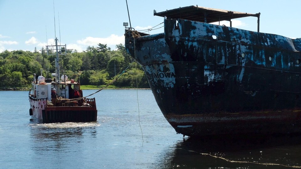 Des remorqueurs ont retiré le navire d'acier du port de Shelburne mercredi avant-midi. Le MS Farley Mowat sera remorqué jusqu'à Liverpool où il sera découpé.