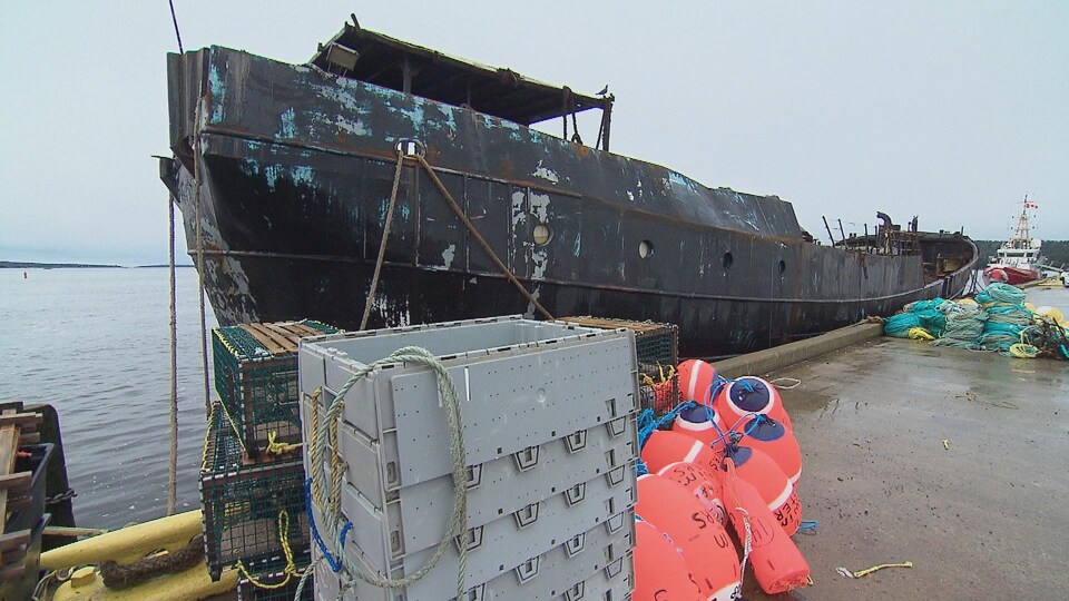 L'épave du navire Farley Mowat amarrée au quai de Shelburne en Nouvelle-Écosse.