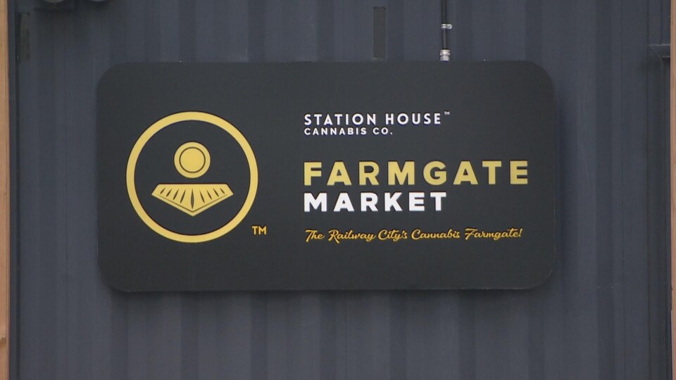 Un panneau en anglais qui indique : « Farmgate Market », sur la devanture du magasin de cannabis Station House.