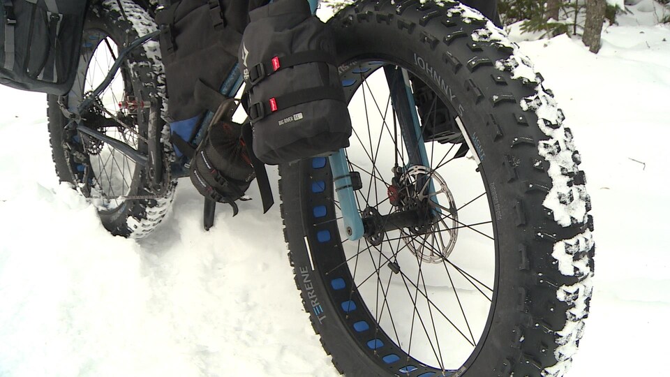 Une roue de vélo dans la neige.