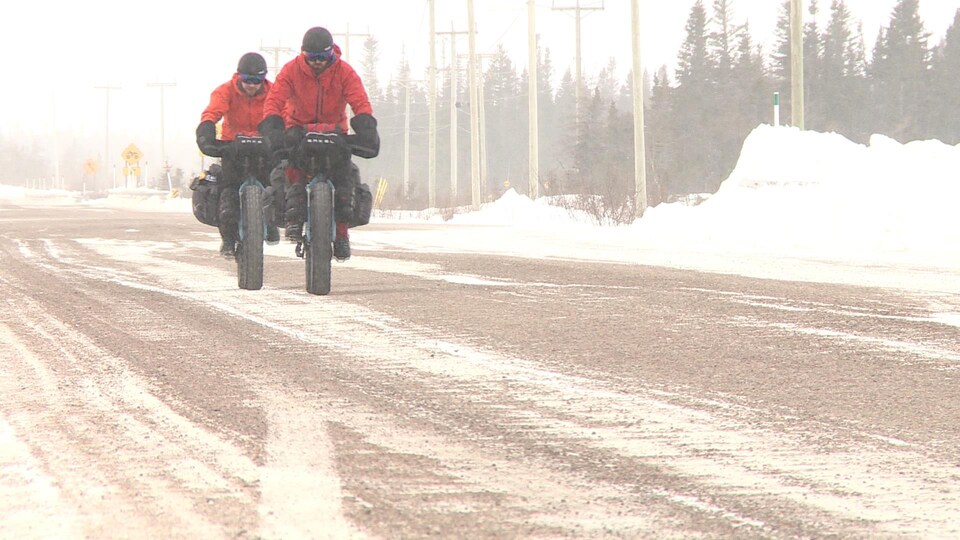 Les deux aventuriers sur leur vélo.