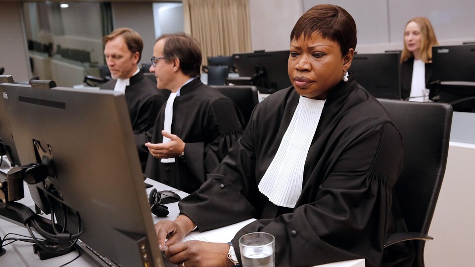Fatou Bensouda et deux de ses collègues.