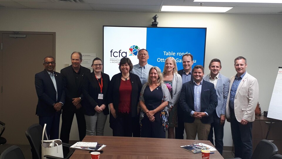 Des membres de la FCFA avec des candidats aux élections lors d'une rencontre à Ottawa-Gatineau.