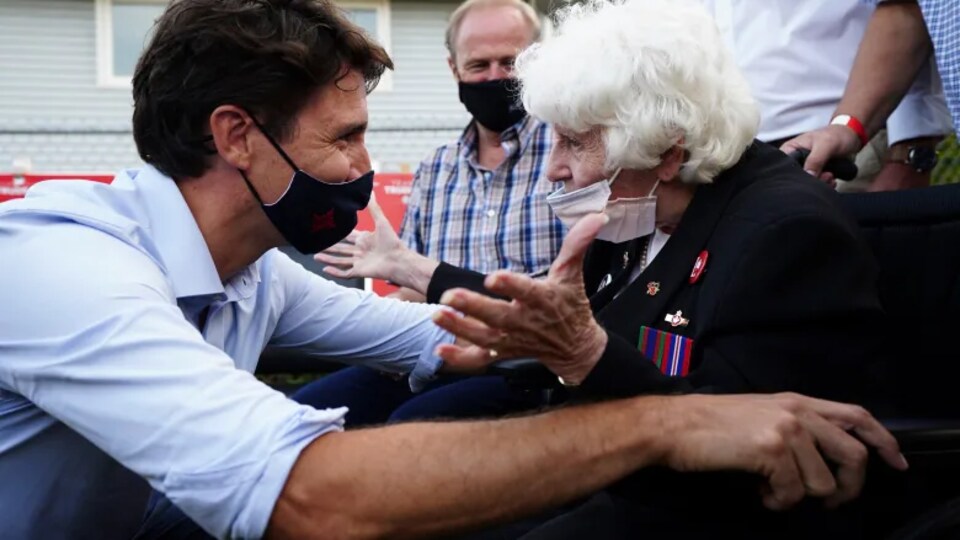 Le chef libéral Justin Trudeau échange avec une aînée.