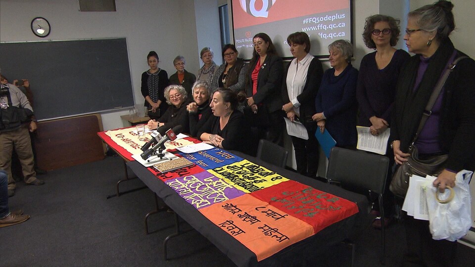 Conférence de presse de la Fédération des femmes du Québec pour dénoncer un manque de financement.