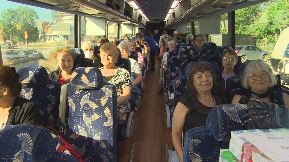 Les membres de la Fédération métisse du Manitoba dans un bus. 
