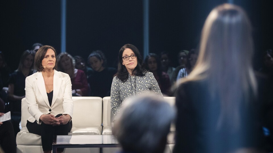 Les deux ministres écoutent attentivement la question de Shirley, victime de violence conjugale.