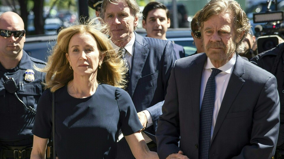 L'homme et la femme se tiennent par la main.