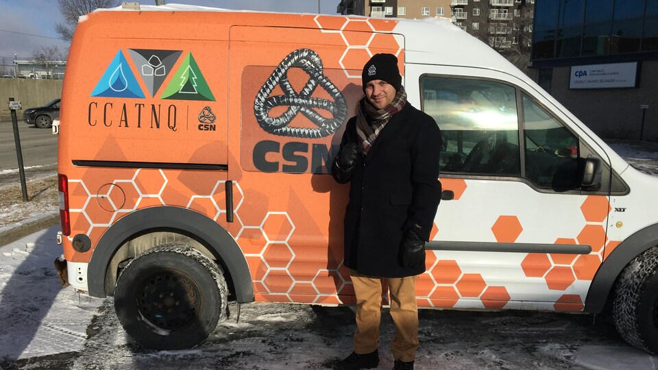 Félix-Antoine Lafleur pose devant une camionnette aux couleurs de la CSN.