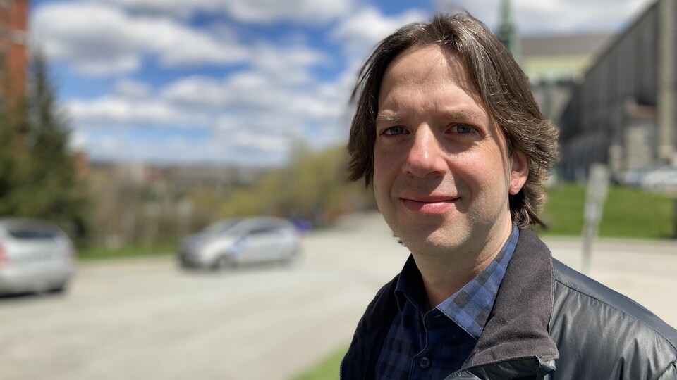 Un enseignant devant le Séminaire de Sherbrooke.