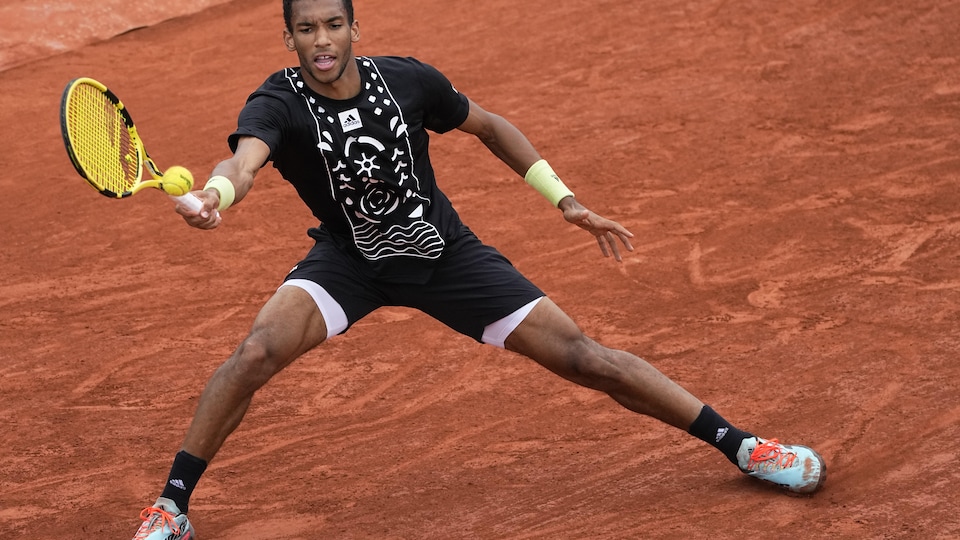 Auger-Aliassime hit the ball.