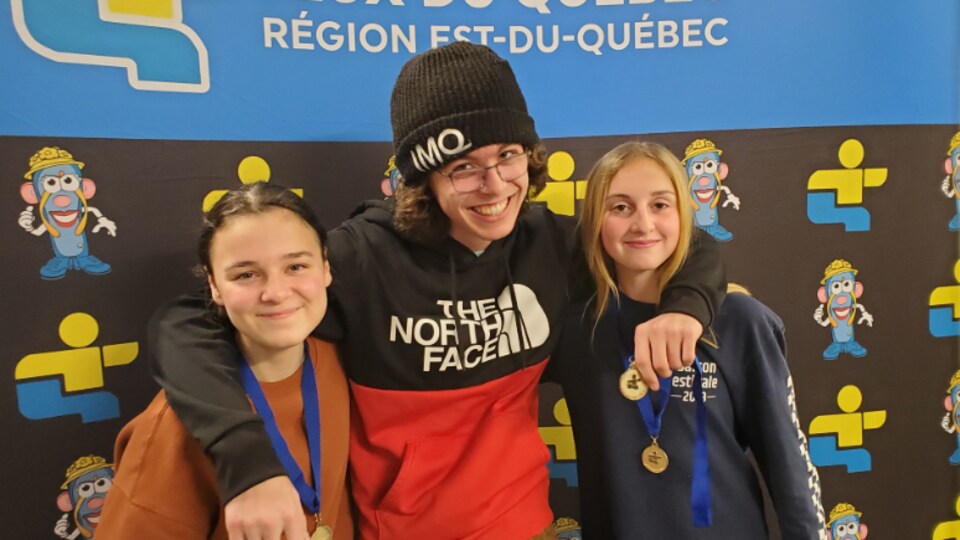 De jeunes sportifs qualifiés en patinage courte piste pour la finale des Jeux du Québec à Rivière-du-Loup : Jeanne Lavoie,  Samuelle Tremblay et Félix Gagnon, membre des Cyclones de Rimouski.