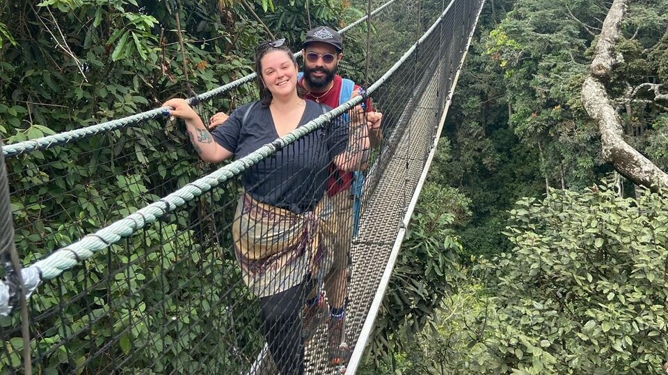Un homme et une femme sur un pont suspendu.