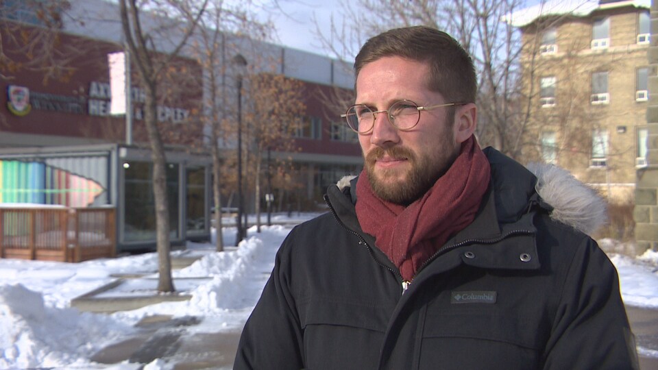  Félix Mathieu, professeur en sciences politiques à l'Université de Winnipeg, en entrevue à Radio-Canada sur le campus le 14 novembre 2022.