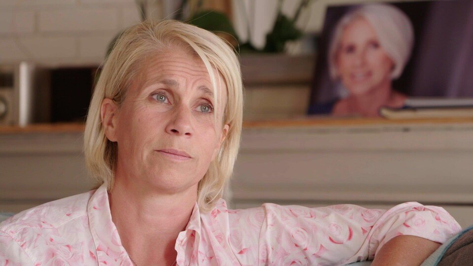 Hélène de Ponsay devant une photo de sa sœur.