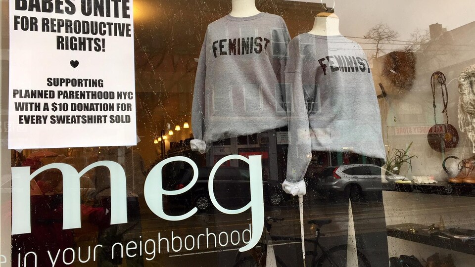 Ces chandails « FEMINIST » se vendent comme des petits pains chauds à Toronto. Une partie des profits est versée aux cliniques Planned Parenthood aux États-Unis.